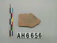 藏品(灰褐色夾砂陶片)的圖片